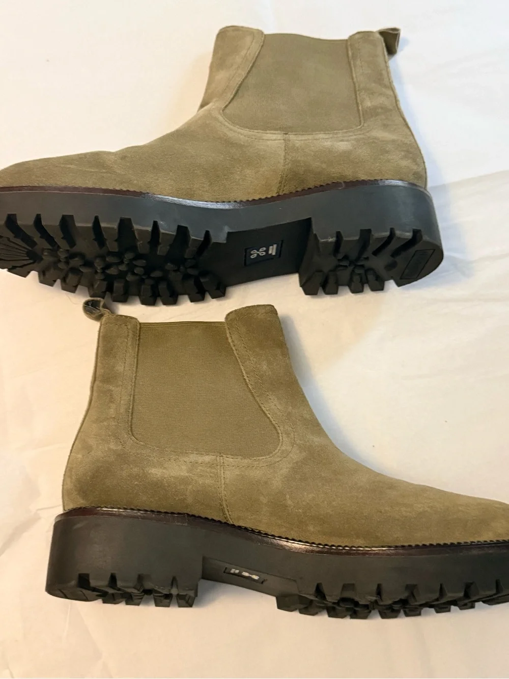 Caslon suede chukka